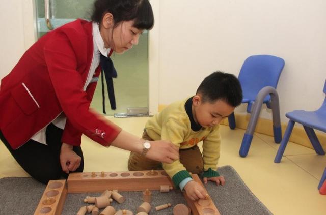 不要教孩子一味的排斥陌生人，教导儿童如何与陌生人打交道才对