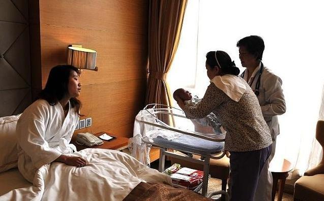 生完孩子在住院期间，晚上谁陪床最好？这人最合适，宝妈不要嫌弃