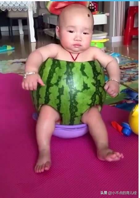 新一波坑娃操作来袭，爸爸靠西瓜皮实力坑娃，看完忍住不许笑