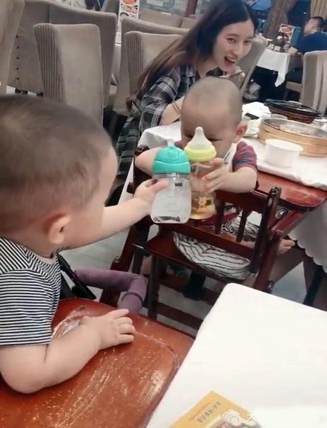 宝宝模仿大人和隔壁桌的兄弟“干杯奶”，妈妈看完笑喷！太可爱