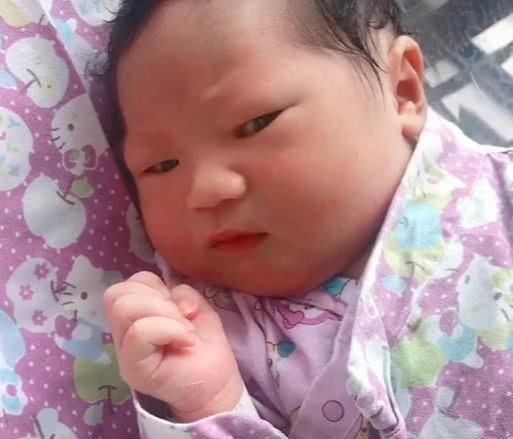 抖音“嫌弃脸宝宝”火了，看了周围一眼后，宝宝：怎么生这家了？