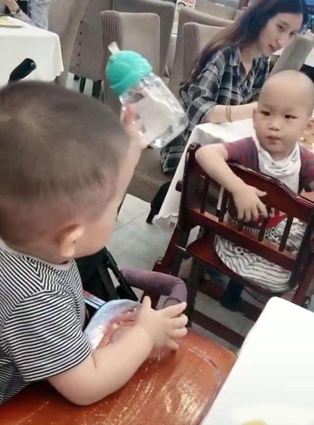 宝宝模仿大人和隔壁桌的兄弟“干杯奶”，妈妈看完笑喷！太可爱
