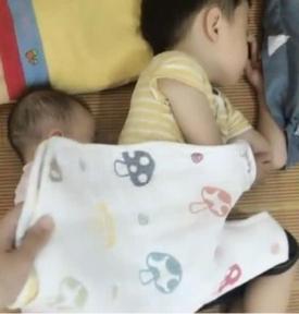 骗生二胎系列：兄妹俩睡一起，宝妈掀开被子的画面，要被暖化了