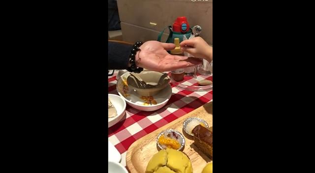 女儿请爸爸吃“大餐”，爸爸的表情懵了，女儿：爸爸怎么不吃呢？