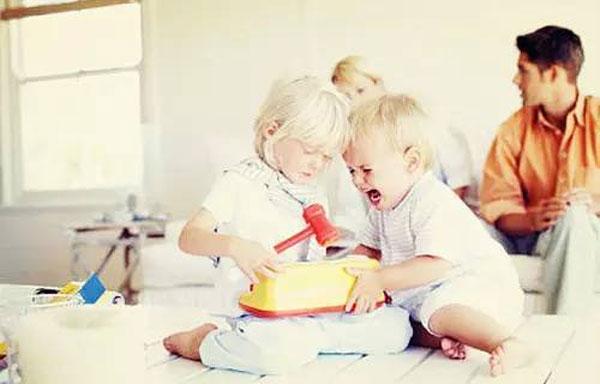 自家孩子爱打人怎么办？聪明妈妈只用四招，孩子不再动手
