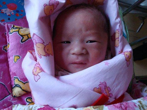 刚出生不久的小宝宝，怎么睡才能睡得更好、更安稳？