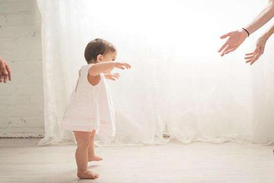 孩子11个月还不会走路，妈妈强迫孩子练习，结果把孩子送进了医院