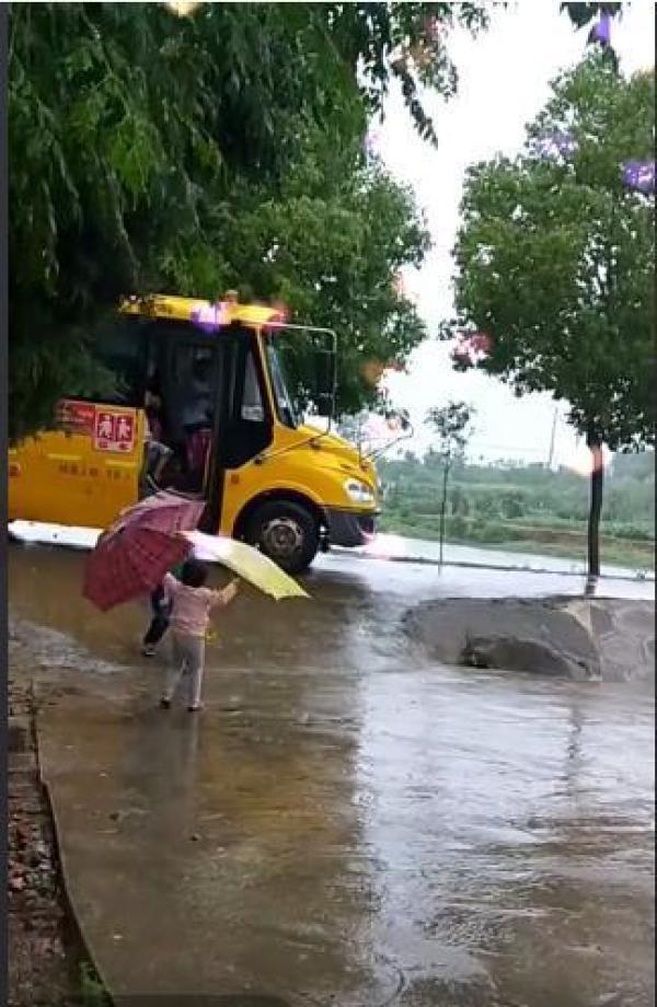 下雨天，妹妹在路边撑着伞接哥哥放学，接下来妹妹举动暖炸了