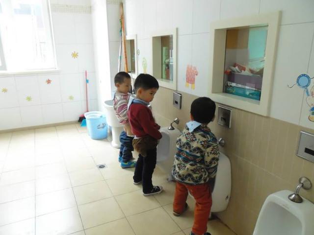 孩子就是不在幼儿园“拉粑粑”，老师不告诉你，但家长心里要有数
