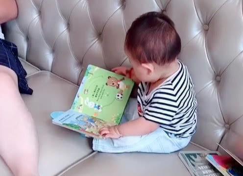 “装模作样奶爸”带娃看书火了，记住你是孩子最好的老师