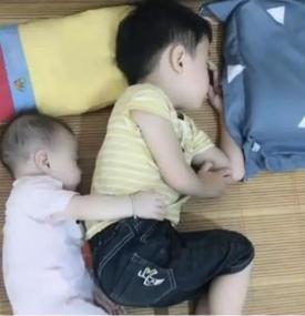 骗生二胎系列：兄妹俩睡一起，宝妈掀开被子的画面，要被暖化了