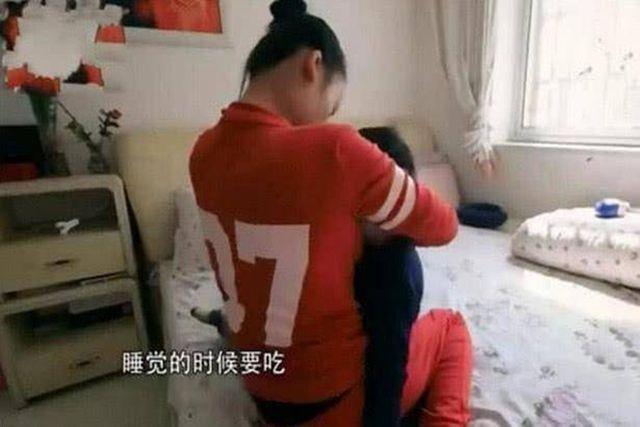 8岁儿子还吃母乳，断奶数次全失败，男孩断奶太晚的影响你别忽视
