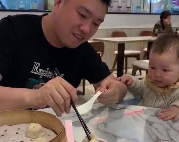 奶爸诱惑“小馋猫宝宝”吃小笼包走红，宝宝：你个糟老头子坏得很