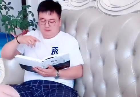 “装模作样奶爸”带娃看书火了，记住你是孩子最好的老师