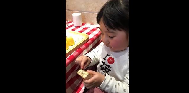 女儿请爸爸吃“大餐”，爸爸的表情懵了，女儿：爸爸怎么不吃呢？