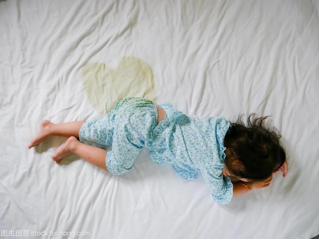 孩子上小学了还尿床？父母做好这几点，孩子的尿床现象自然消失