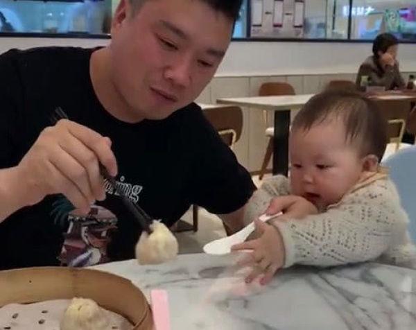 奶爸诱惑“小馋猫宝宝”吃小笼包走红，宝宝：你个糟老头子坏得很
