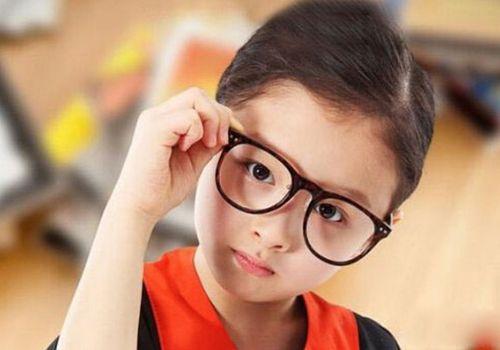 5岁女童近视800度，孩子妈说没给玩手机，医生呵斥：都是自己作的