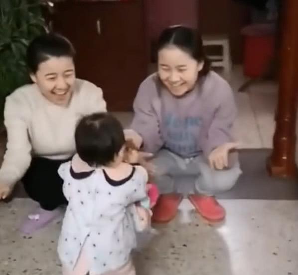 妈妈和小姨是双胞胎，同时张开怀抱后，宝宝的反应让人笑喷了