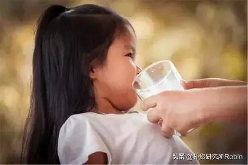 宝宝有这4种表现，表明孩子缺水了，很多妈妈竟然浑然不知