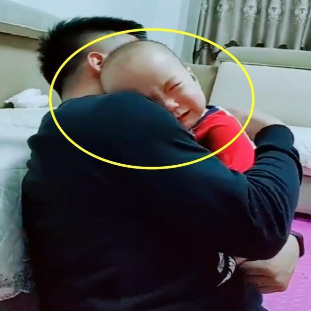 奶爸向宝宝告状被打疼了，父子抱头假哭，宝妈：一天演八遍不累吗