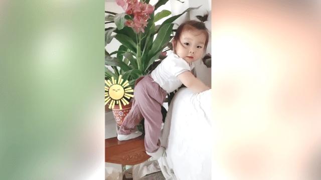 我家闺女才两岁就这么野，真是愁人，网友：哪有男孩子喜欢呀？