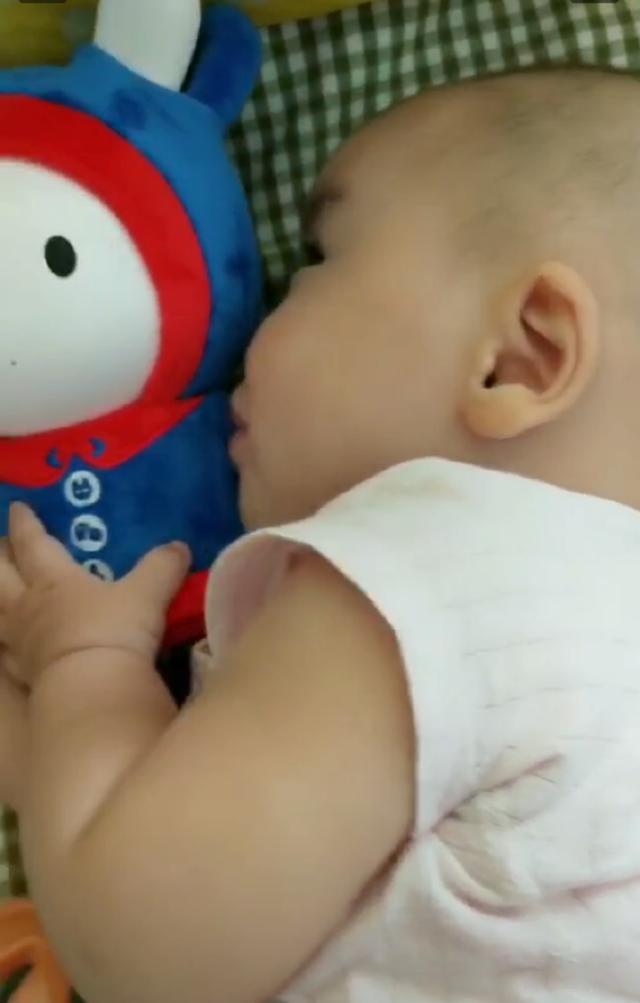 妈妈以为孩子睡着了，不料走近一看，宝宝这操作也没谁了