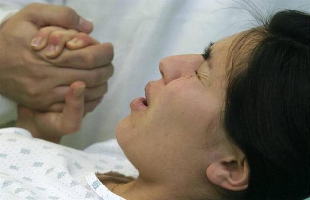 生完孩子胎盘不掉，医生伸手进产道掏，孕妈哭诉：过程太痛苦了