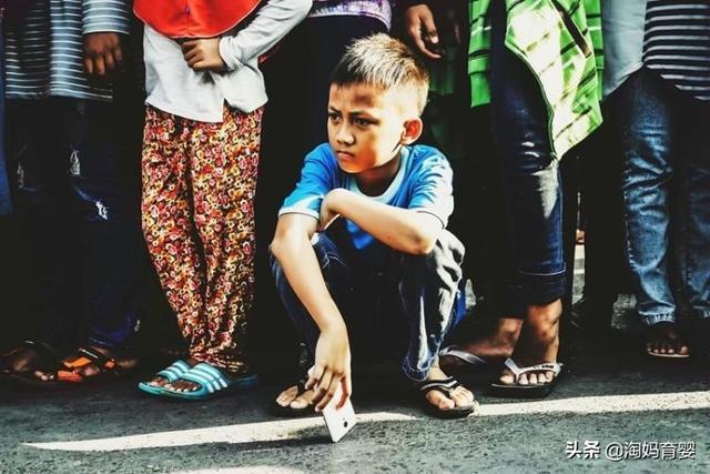 孩子沉迷手机怎么办？父母别不当回事，真得认真学习了