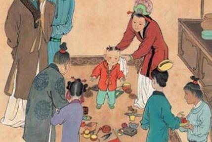 宝宝抓周时舅舅想作弊，不料宝宝抓住它就不松手，奶奶都笑开花了