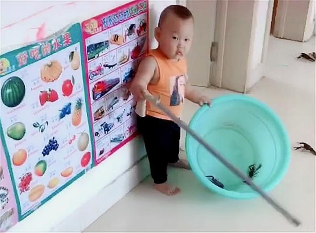 孩子安静的时候在干什么？孩子：iPad脏了，我用水洗洗