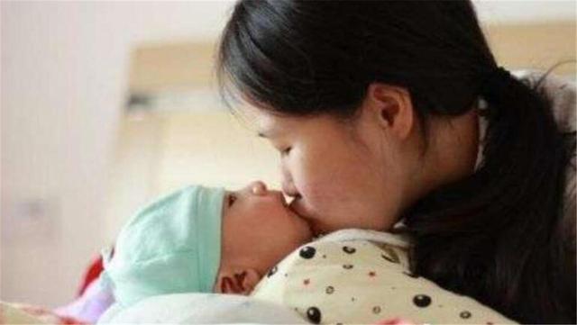 18个月宝宝被妈妈亲了一口，差点酿成惨剧：别让这5类人亲吻孩子