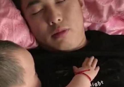 一岁的宝宝哄爸爸睡觉，并且还成功了，网友：这届爸爸太难带了