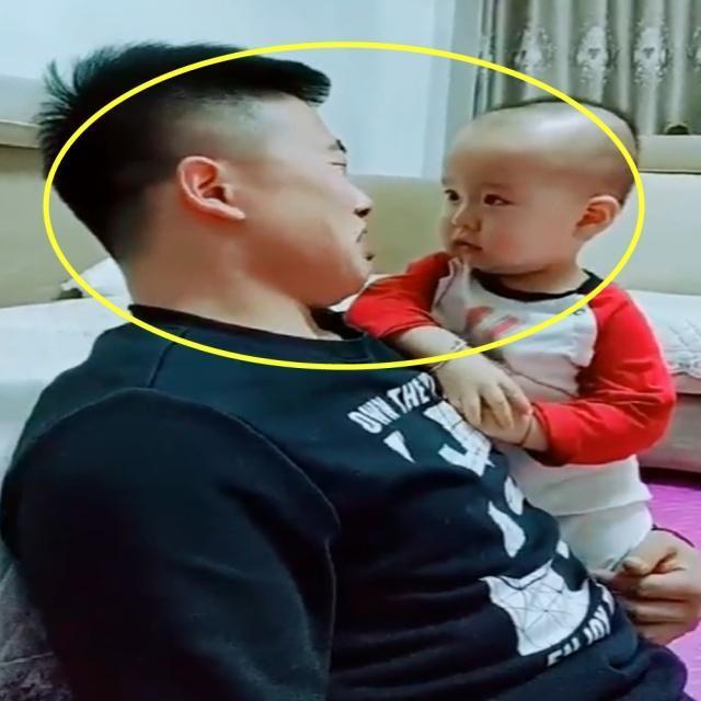 奶爸向宝宝告状被打疼了，父子抱头假哭，宝妈：一天演八遍不累吗