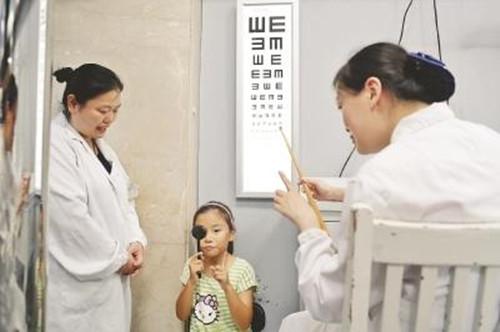 5岁女童近视800度，孩子妈说没给玩手机，医生呵斥：都是自己作的