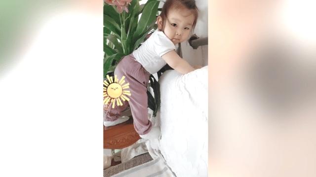 我家闺女才两岁就这么野，真是愁人，网友：哪有男孩子喜欢呀？
