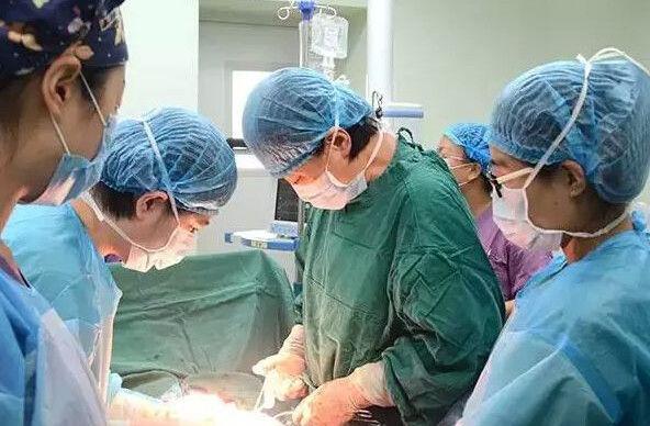 为什么女性分娩时，会出现“拉粑粑”的现象？孕妈心里要有数
