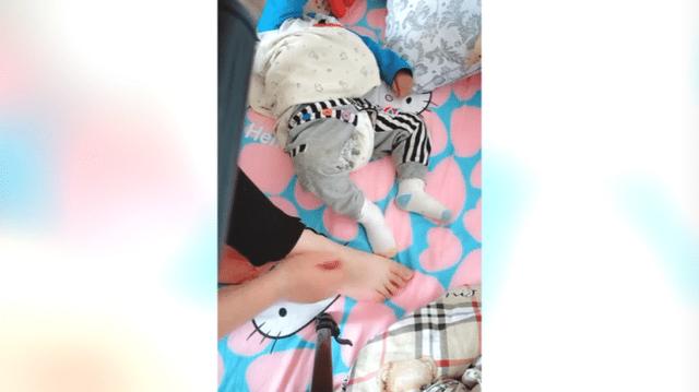 妈妈太调皮了，趁宝宝睡着了穿他袜子，网友：刚好一个尺码呢