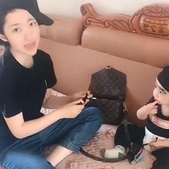 姐姐和弟弟相差20岁，相处时的画风是这样的，宝妈：生了个玩具