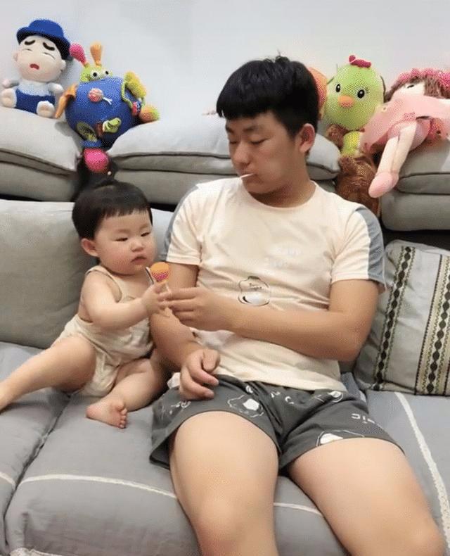 女儿索要棒棒糖，爸爸用小橘子糊弄宝宝，网友：糟老头子坏透了