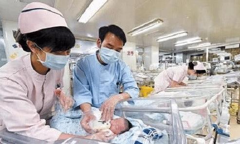 孕妇一胎生下2个宝宝，长得一模一样，但医生却说不是双胞胎