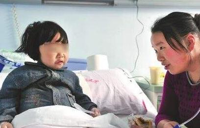 孩子越长越不像父母，夫妻俩怀疑不是亲生，到医院检查后全家乱套