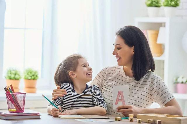 这4句话就像“慢性毒药”父母经常讲，孩子早晚掉进“自卑深渊”