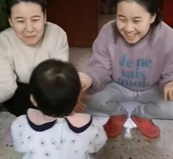 妈妈和小姨是双胞胎，同时张开怀抱后，宝宝的反应让人笑喷了