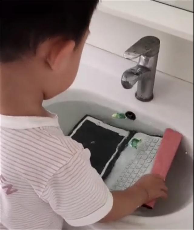 孩子安静的时候在干什么？孩子：iPad脏了，我用水洗洗