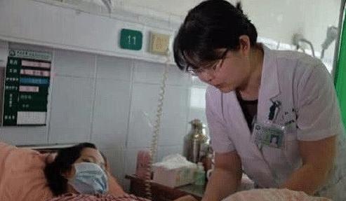 孕妇一胎生下2个宝宝，长得一模一样，但医生却说不是双胞胎