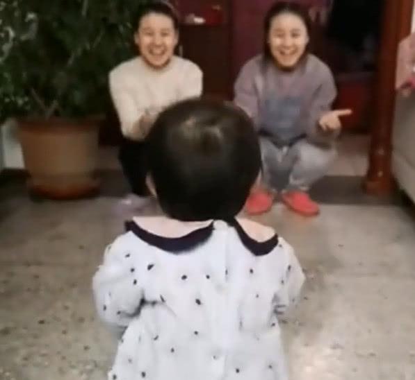 妈妈和小姨是双胞胎，同时张开怀抱后，宝宝的反应让人笑喷了