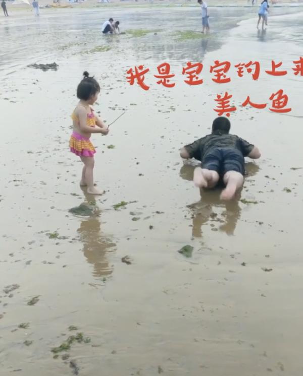 “戏精爸爸”火了，装睡被女儿贴纸“封印”，爸爸：我动也不敢动