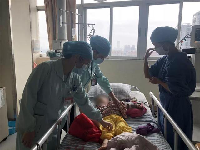 1岁宝宝发高烧，妈妈赶紧这样降温，医生看了摇头：救不了