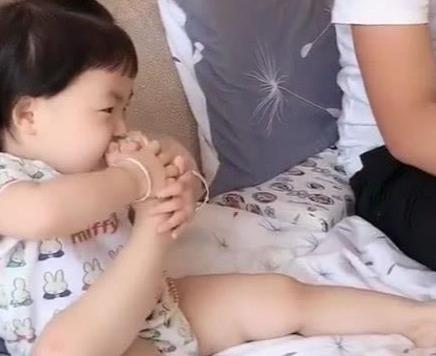 奶爸带“小戏精宝宝”闻脚丫子走红，宝宝：这咋还有点上头呢？